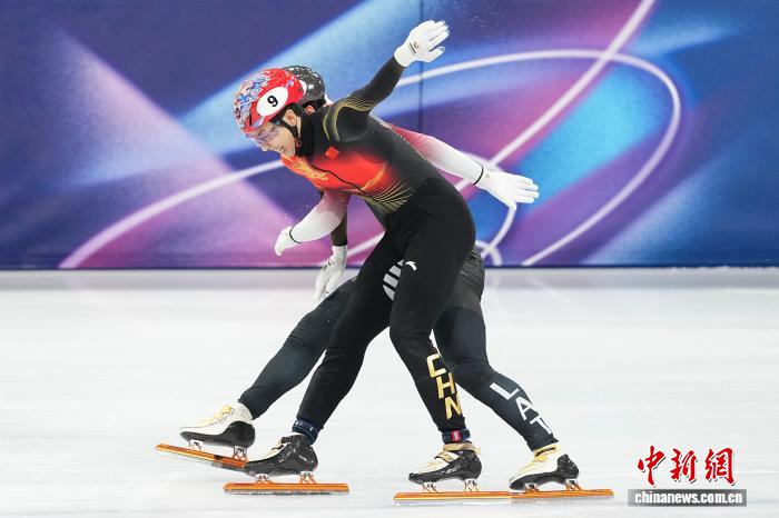 孙龙在米兰冬奥会短道速滑男子1000米预赛中以小
