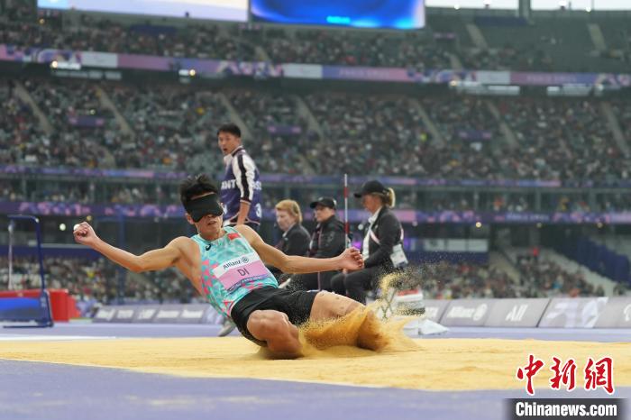 灯光下的守望与坚持:亲人和教练讲述邸东东卫