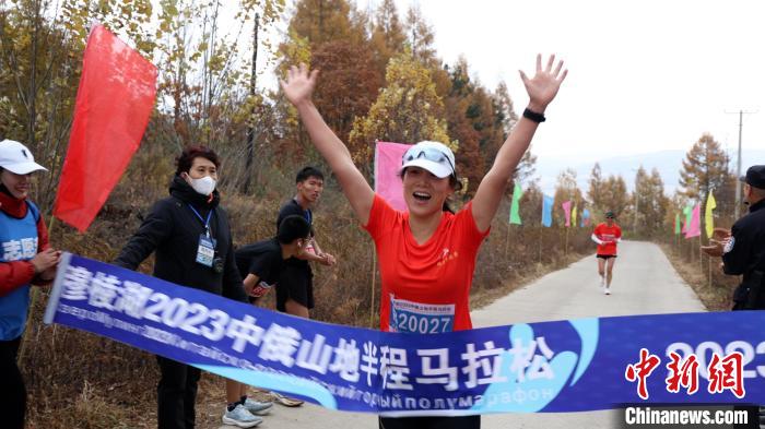中俄山地半程马拉松200名选手共赴穆棱湖秋日赛
