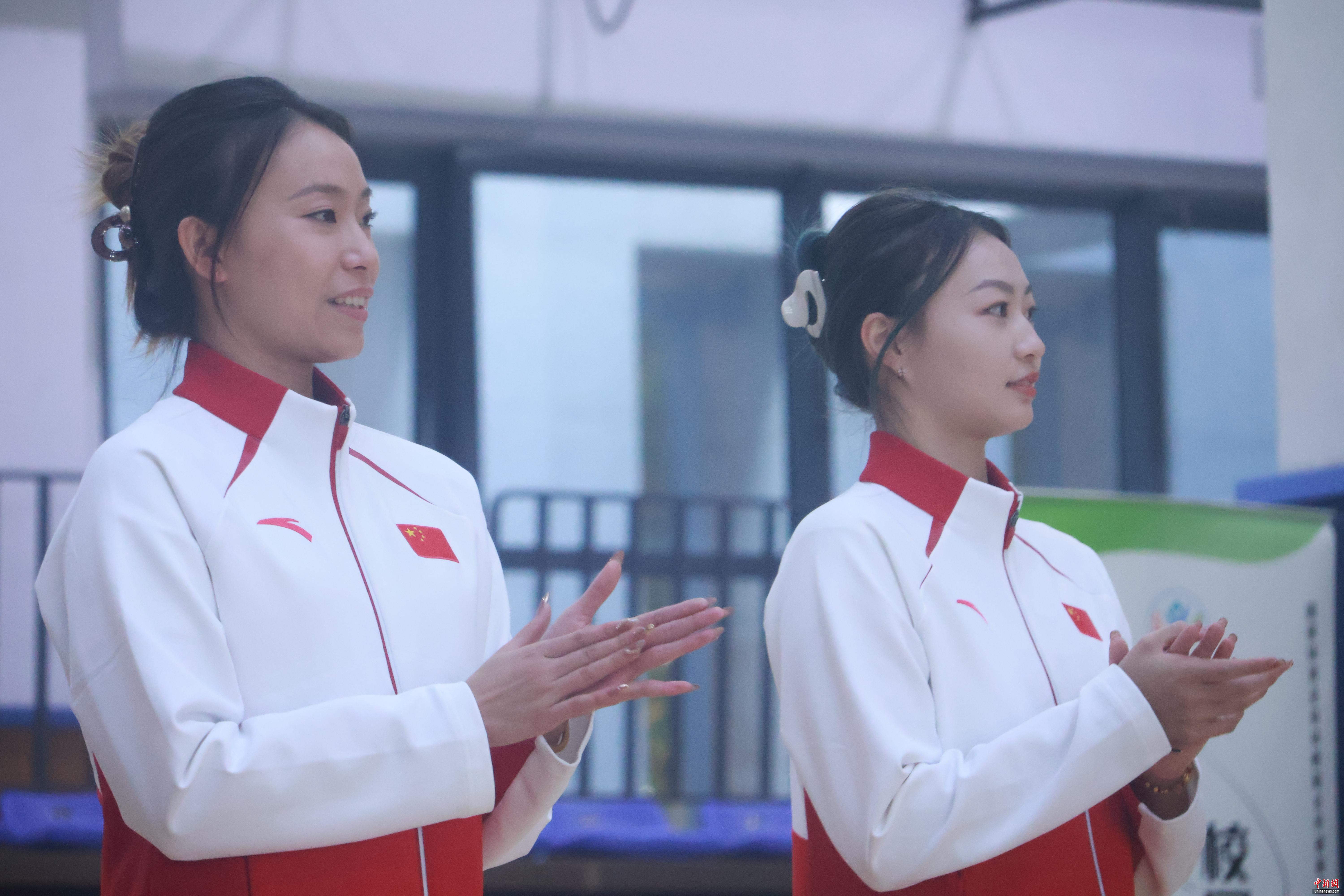 奥运冠军许颜书郝婷走进校园分享体育精神