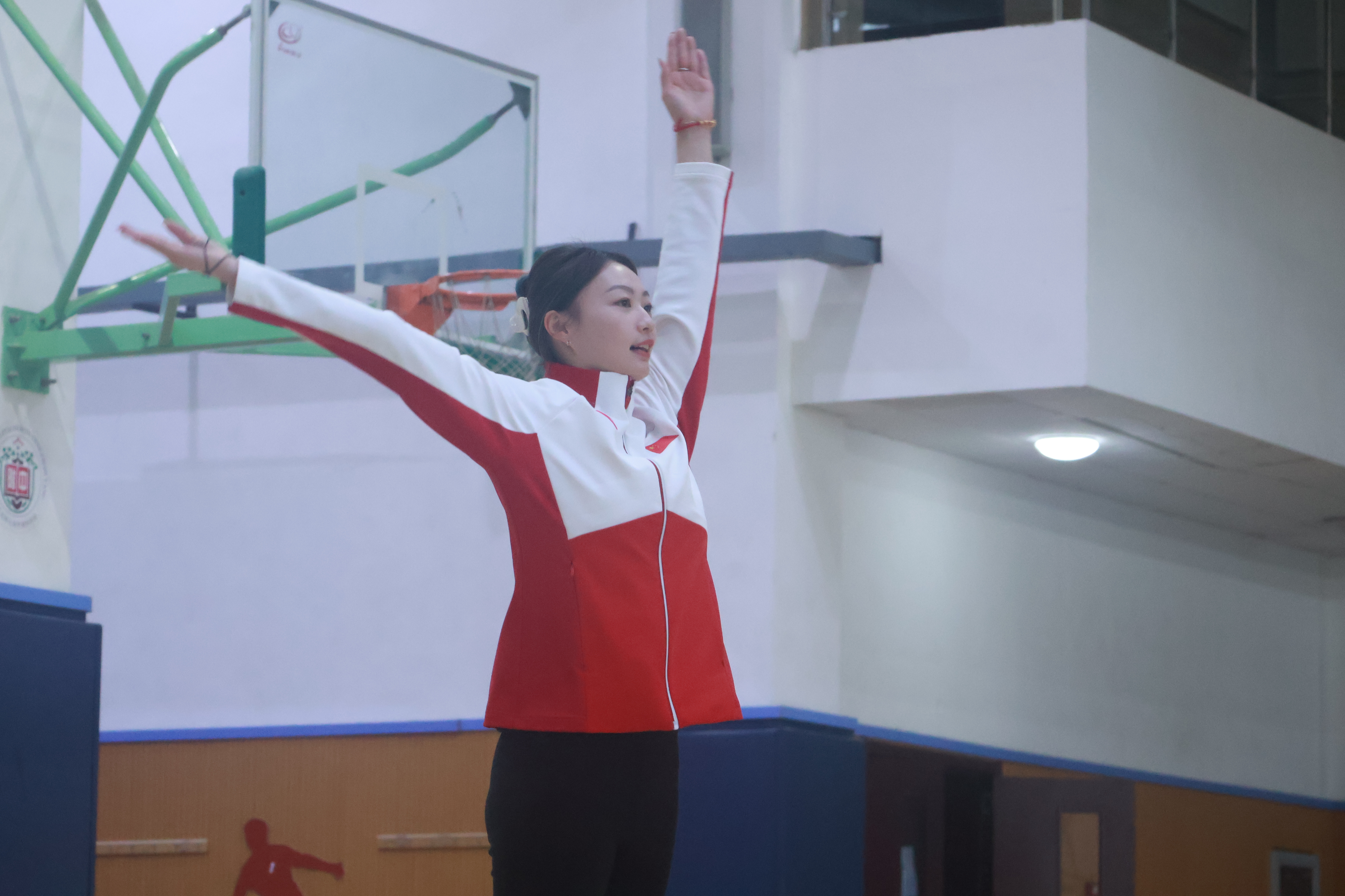 奥运冠军许颜书郝婷走进校园分享体育精神