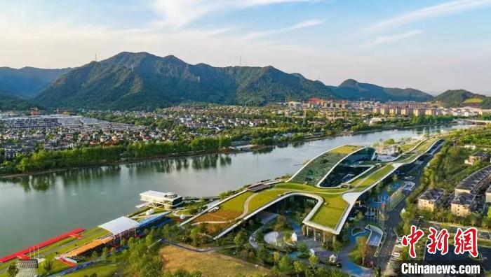 杭州亚运会赛艇预赛首金争夺战开启 邹佳琪邱秀