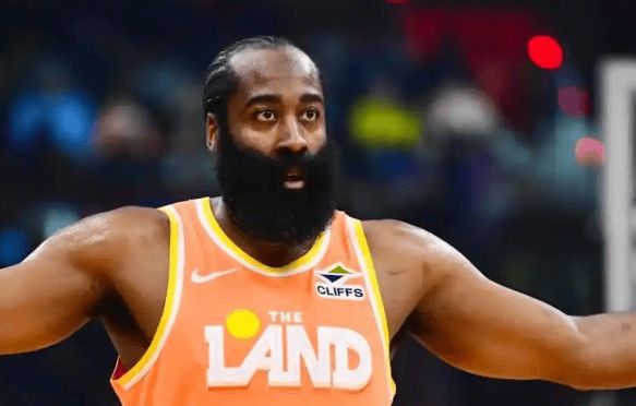 哈登首扣点燃全场 骑士四连胜复仇魔术