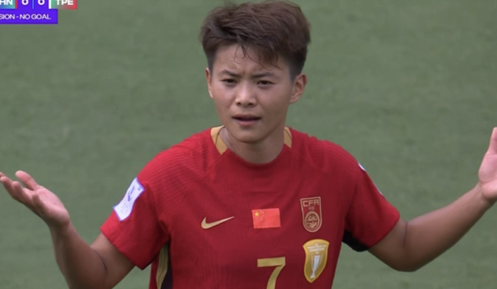 王霜头球破门遭越位判罚